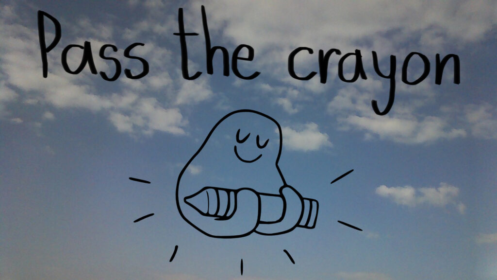 Das Maskotchen von der Organisation Pass the Crayon hält einen Wachsmaler, darüber der schwarze Schriftzug PASS THE CRAYON, im Hintergrund sieht man blauen Himmel mit wenigen Wolken