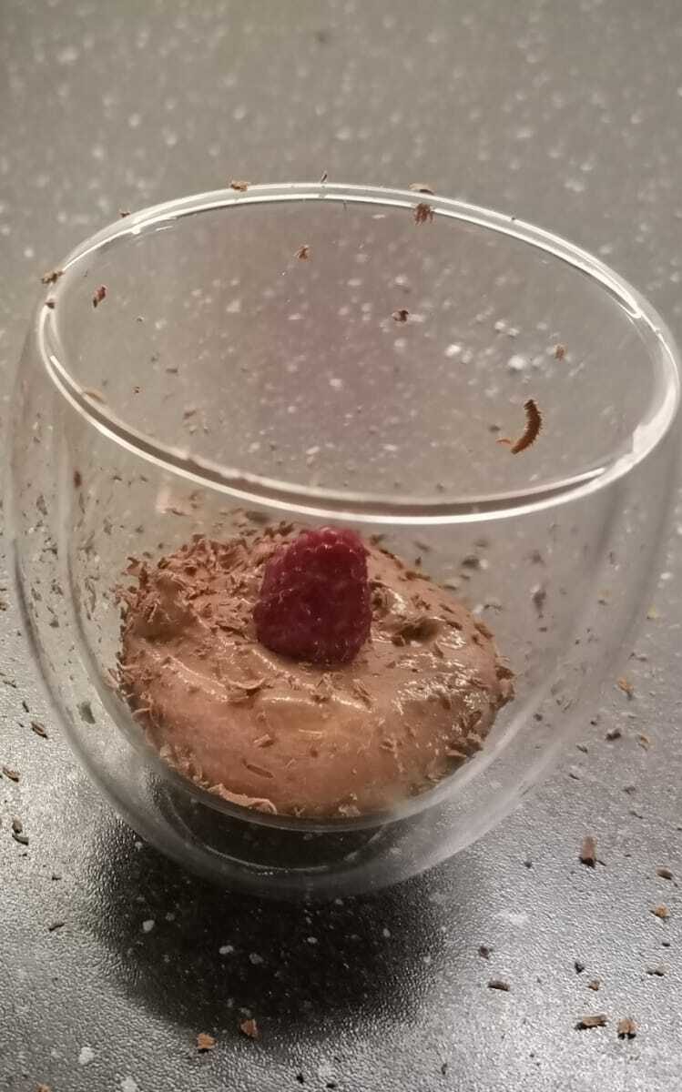 Mousseau chocolat im Glas mit Himbeere. 