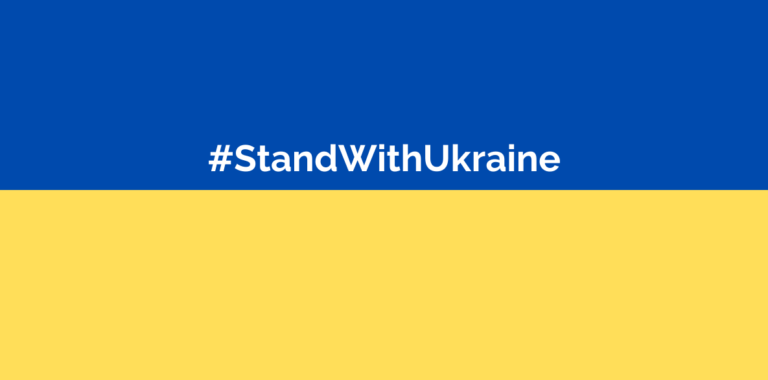 gelb-blaue Fläche mit dem Schriftzug #StandWithUkraine