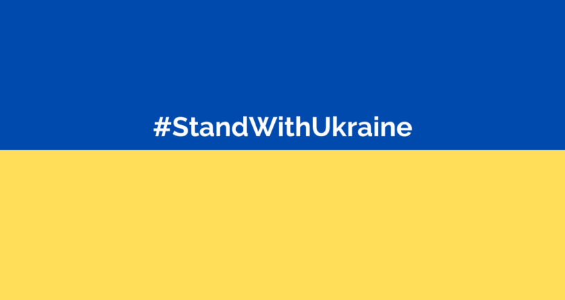 gelb-blaue Fläche mit dem Schriftzug #StandWithUkraine