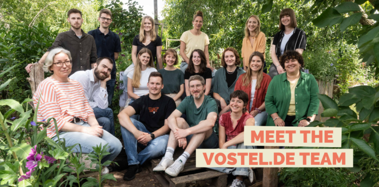 Das vostel.de Team mit 17 Personen in einem urbanen Garten