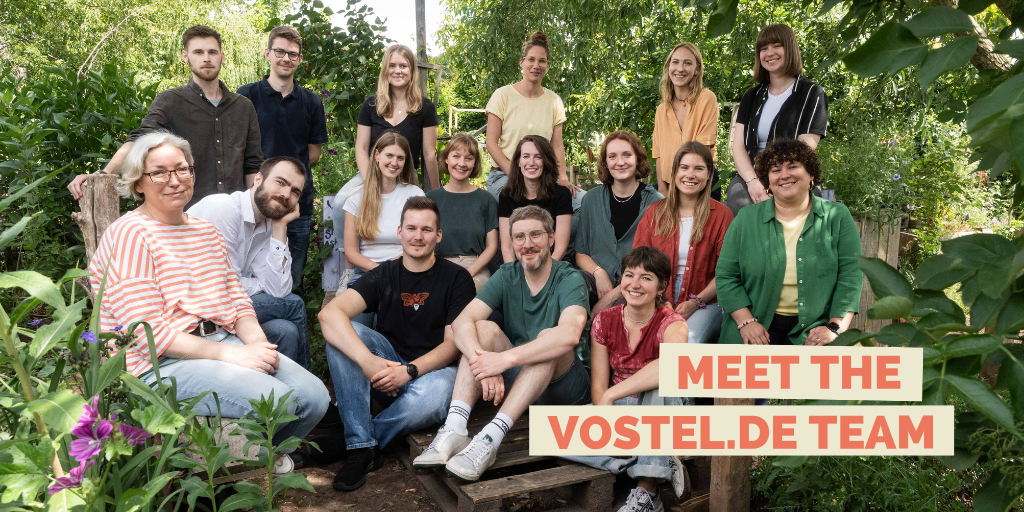 Das vostel.de Team mit 17 Personen in einem urbanen Garten