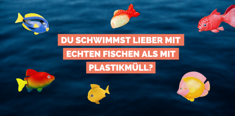 Plastikfische schwimmen um einen Schriftzug, Thema Cleanup