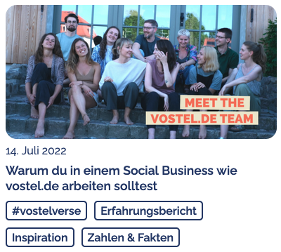 Blogartikel über Social Business mit einem Bild des vostel.de Teams auf einer Treppe sitzend