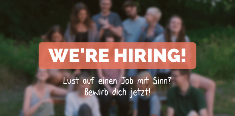 Das Team von vostel.de mit einem Schriftzug davor: "We're hiring."