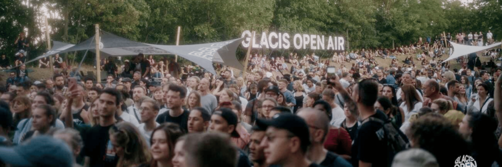 Viele Menschen vor der Bühne auf dem Glacis Open Air in Magdeburg