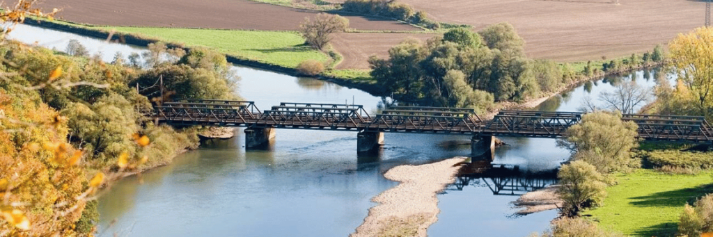 Die Lenne und eine Brücke darüber. 