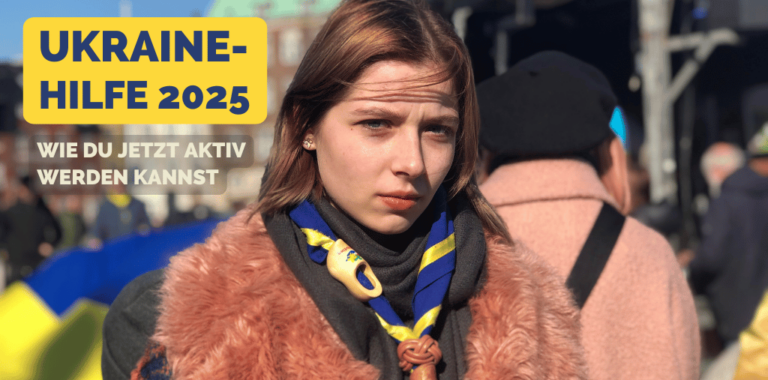 Junge Frau steht vor einer Demonstration und schaut entschieden in die Kamera, es sind viele ukrainische Fahnen im Hintergrund zu sehen