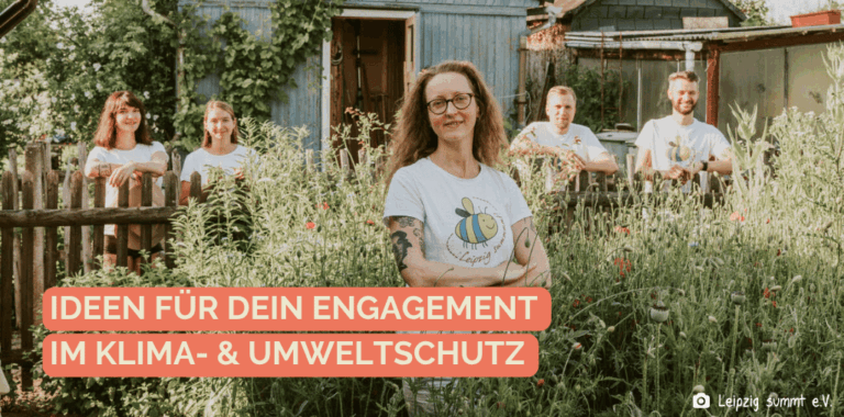 Umweltschützer stehen auf einer Wildwiese