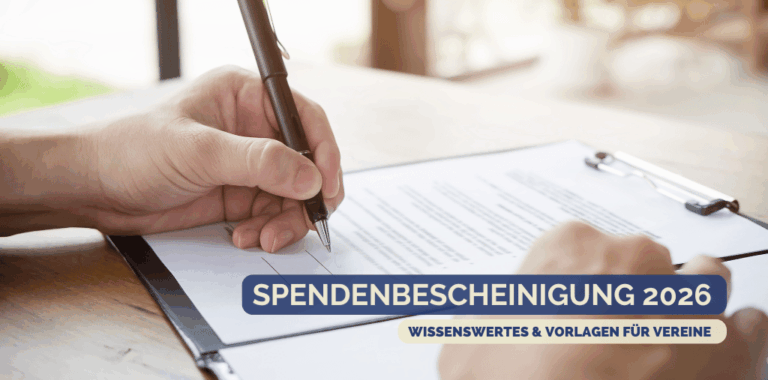 Hand unterschreibt mit einem schwarzen Kugelschreiber ein Dokument am Schreibtsich.