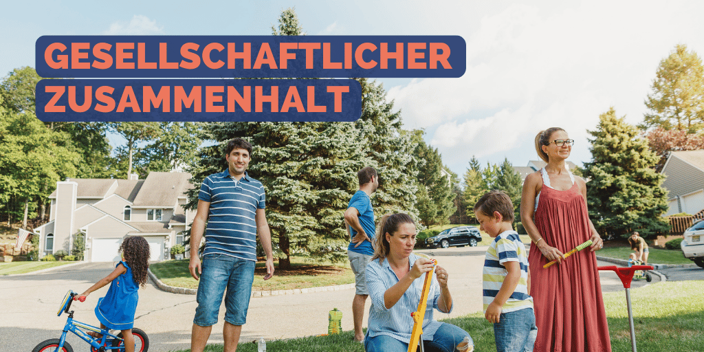 Familie steht in einer Eigenheimsiedlung und spielt mit ihren Kindern