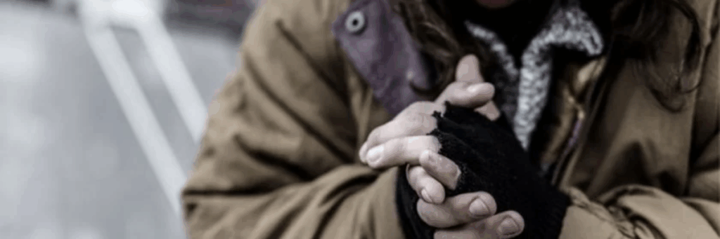 Kältehilfe: Mann mit kalten Händen