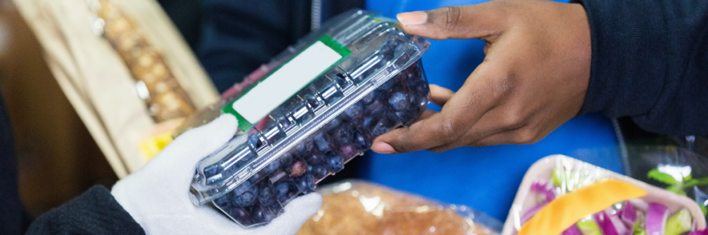 Zwischenbild Ehrenamt in der Lebensmittelrettung: Essensübergabe