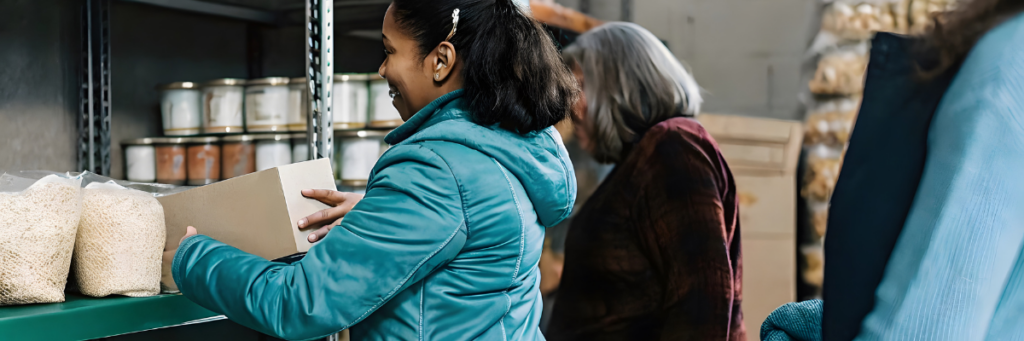 Zwischenbild Ehrenamt in der Lebensmittelrettung: Essen sortieren