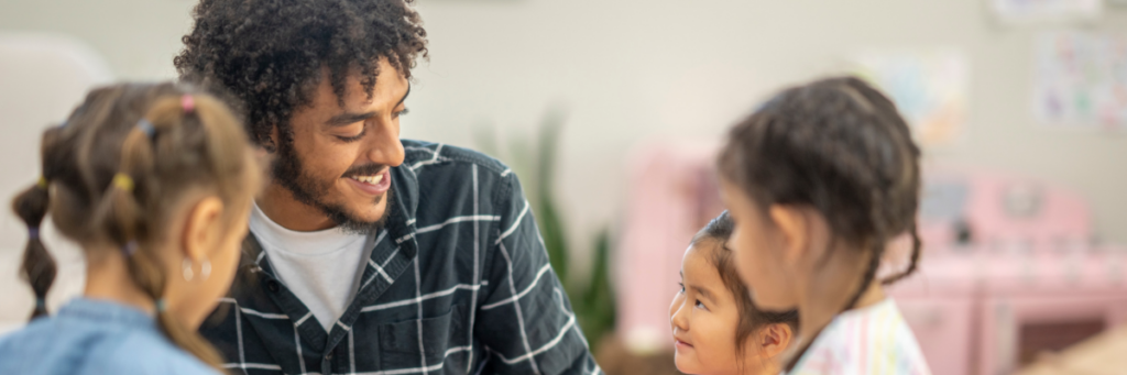 Zwischenbild: Ehrenamt mit Kindern & Jugendlichen - Mann betreut drei Kinder