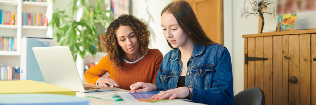 Zwischenbild: Ehrenamt mit Kindern & Jugendlichen - eine Frau gibt einer Jugendlichen Nachhilfe