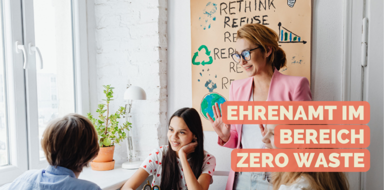 Ehrenamt im Bereich Zero Waste - Eine Projektgruppe sitzt und brainstormt zusammen vor einem gestalteten Plakat, mit Ideen fürs Recycling.