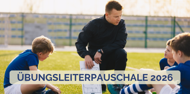 Titelbild: Übungsleiterpauschale 2026 - Fußballtrainer auf dem Fußballplatz, erklärt Kindern eine Taktik