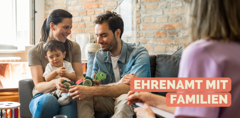 Titelbild: Ehrenamt mit Familien - ein Mann und eine Frau sitzen mit einem Baby auf dem Sofa, eine ehrenamtlich engagierte Person sitzt daneben und unterstützt die Familie