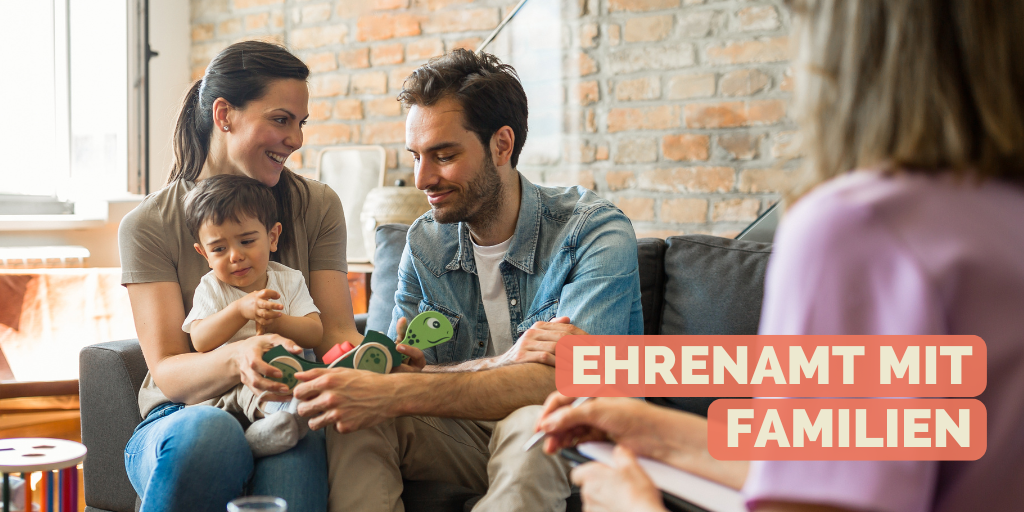 Titelbild: Ehrenamt mit Familien - ein Mann und eine Frau sitzen mit einem Baby auf dem Sofa, eine ehrenamtlich engagierte Person sitzt daneben und unterstützt die Familie