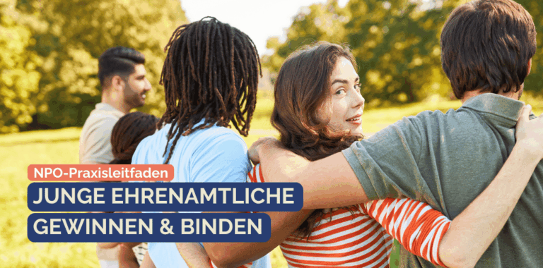 Eine Gruppe junger ehrenamtlicher Mitarbeiter*nnen umarmt sich. Über den Bild steht der Text: "Junge Freiwillige gewinnen & binden - NPO-Tipp"