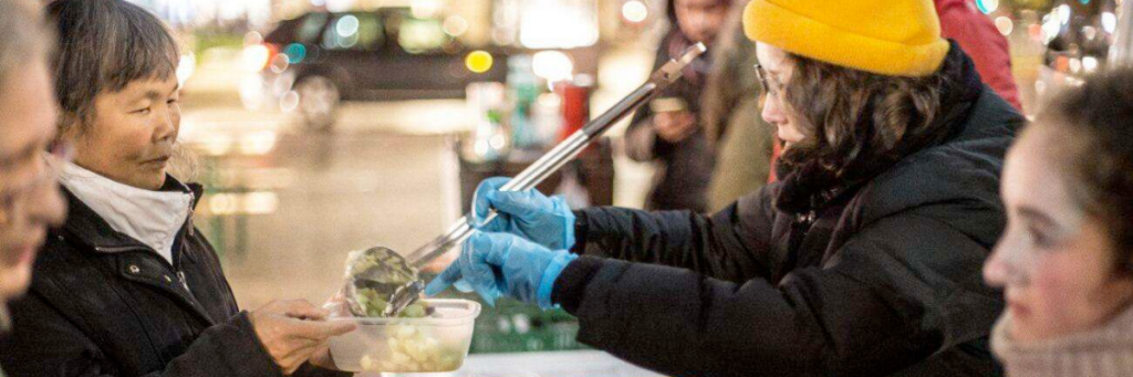 Zwischenbild: Ehrenamt mit obdachlosen Menschen - Menschen bei der Essensausgabe.