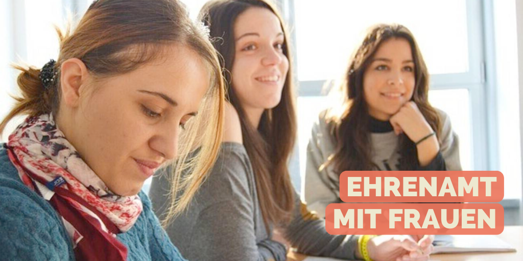 Ehrenamt mit Frauen: 3 Frauen sitzen in einem Zimmer, vermutlich ein Lernkurs.