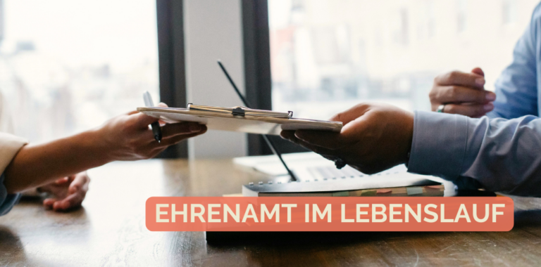 Ein Lebenslauf wird überegeben.