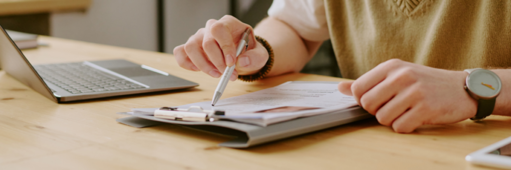 Jemand geht nochmal seinen Lebenslauf durch.