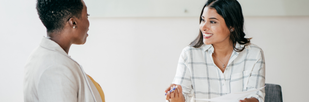 Zwei Frauen in einem Vorstellungsgespräch. 