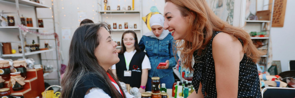 Eine Frau wie sie ein Ehrenamt ausführt.