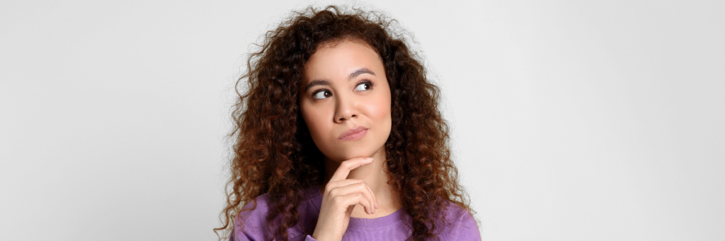 Eine nachdenkende Frau.