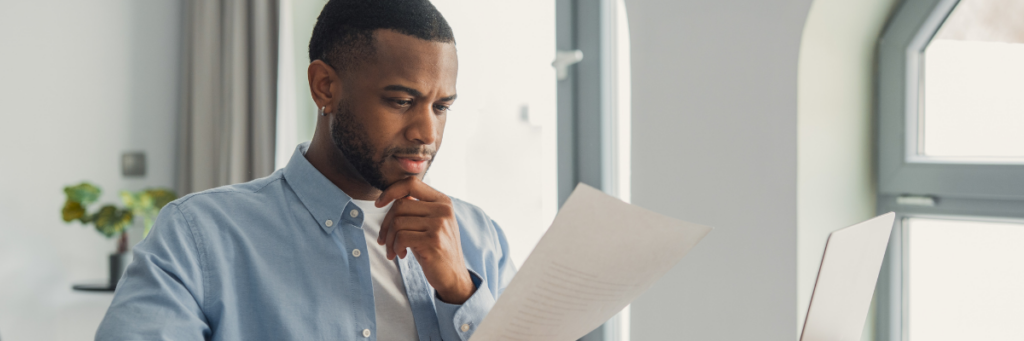 Ein Mann schaut seinen Lebenslauf an.